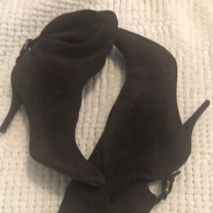 7.5 Nine West Brown Suede booties